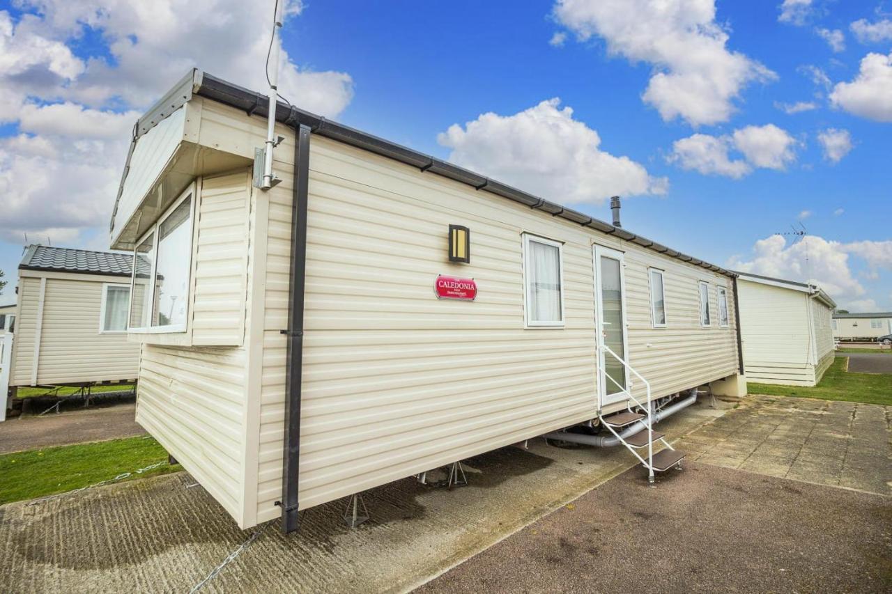 קלקטון און סי Lovely 8 Berth Caravan At Seawick Holiday Park In Essex Ref 27458S מראה חיצוני תמונה